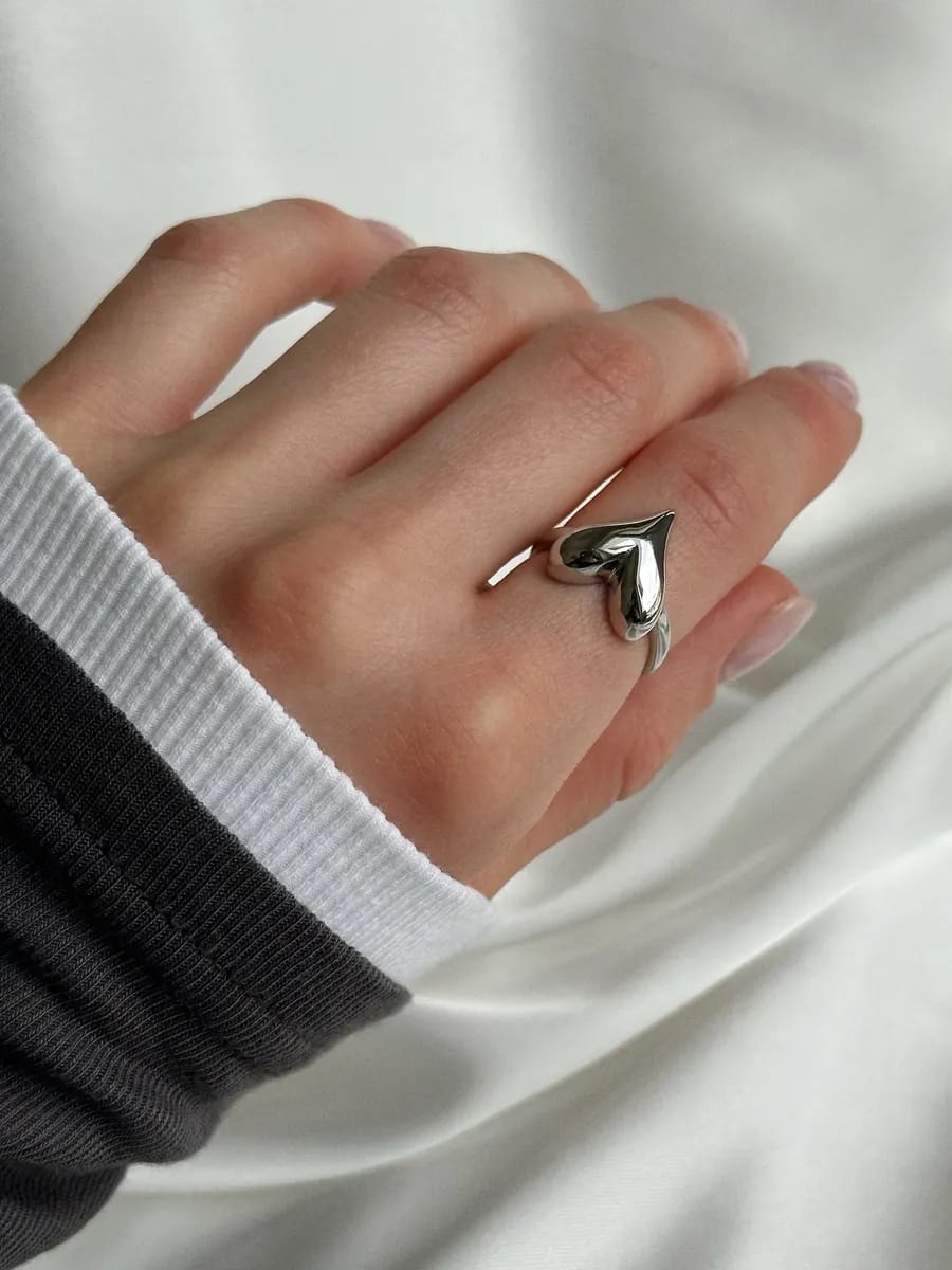 Dainty minimalist heart ring with high-shine finish Nur-e-Niqab